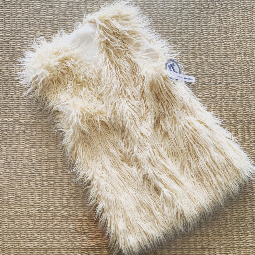 Women’s boutique creme color faux fur vest(L)